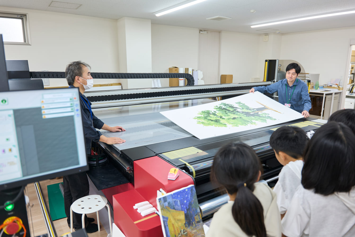 UV印刷機を用いた印刷の様子を見学