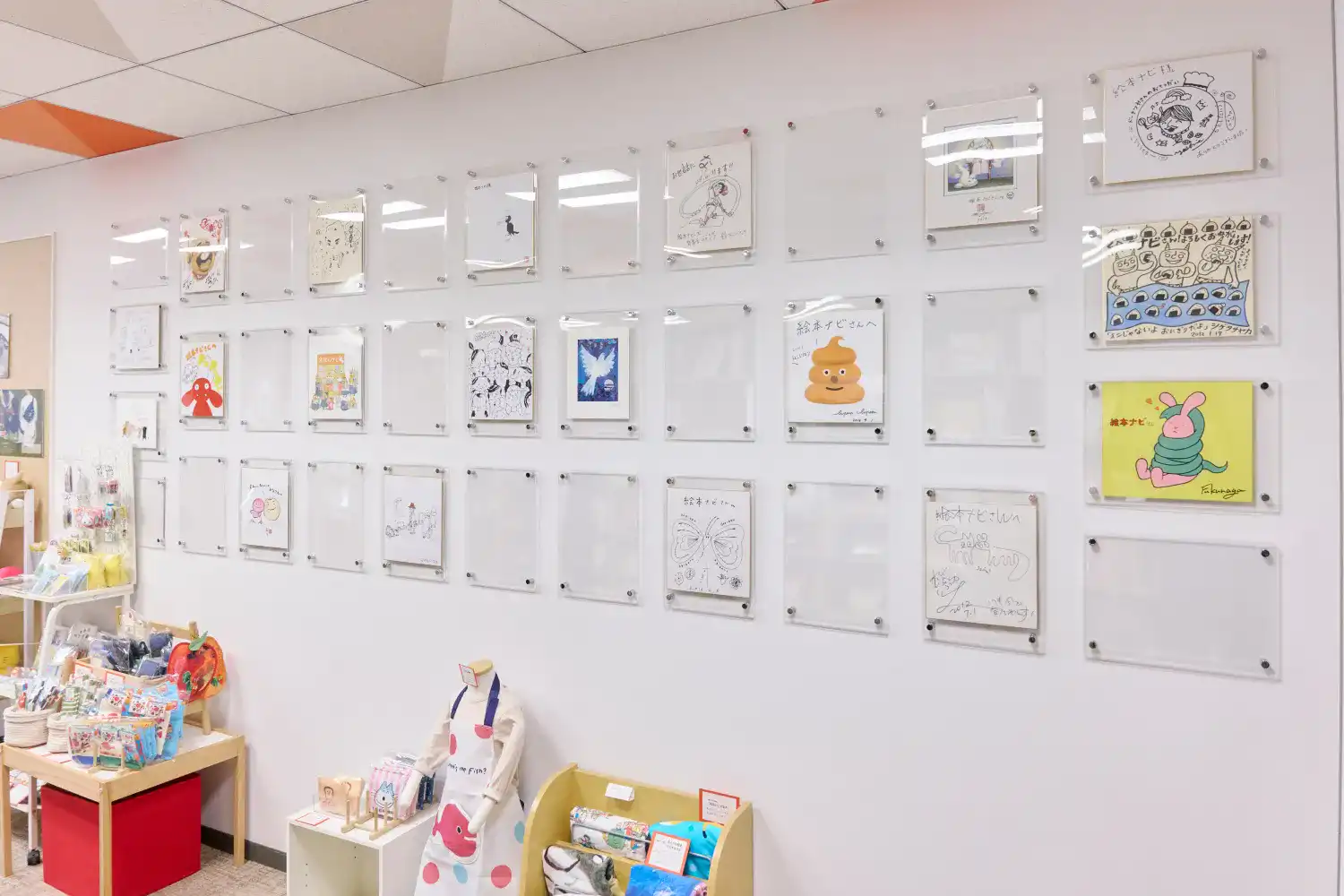 オフィスに飾られた、有名絵本作家の方々からの色紙