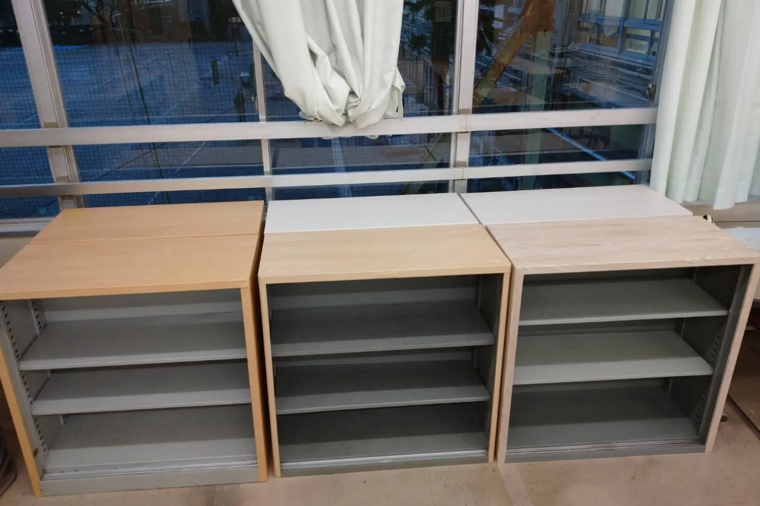 中根橋小学校にて、フィルムできれいにされたスチール棚