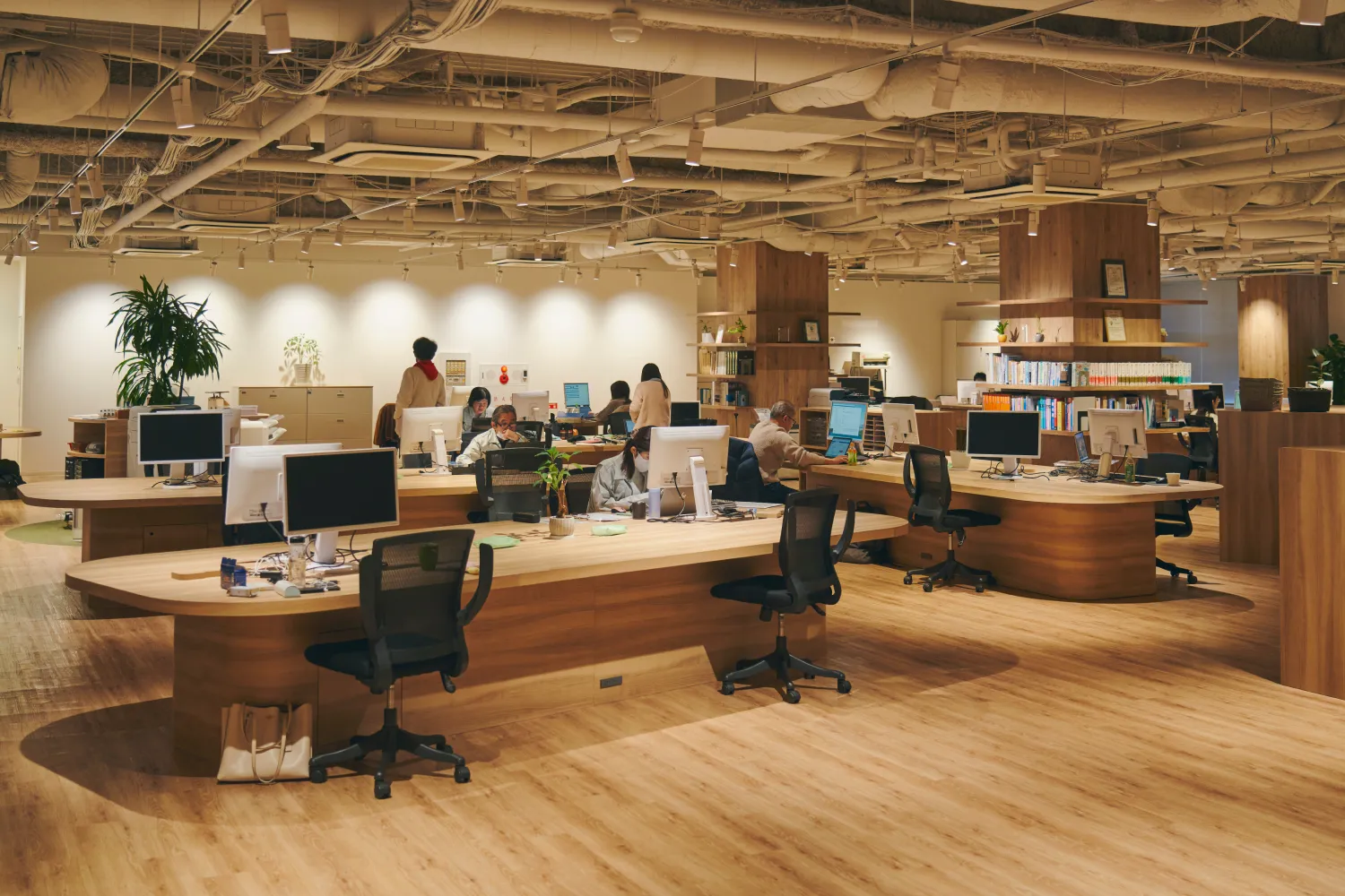 働き方改革の一環で導入した、フリーアドレスのオフィス