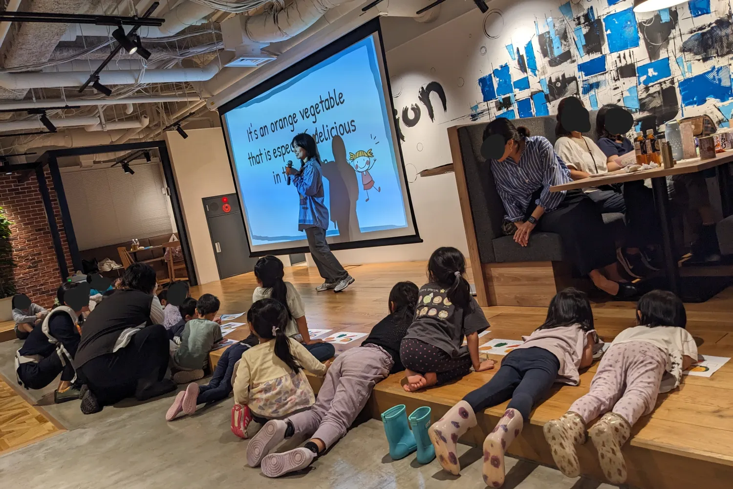 英語を使ったゲームに夢中の子どもたち