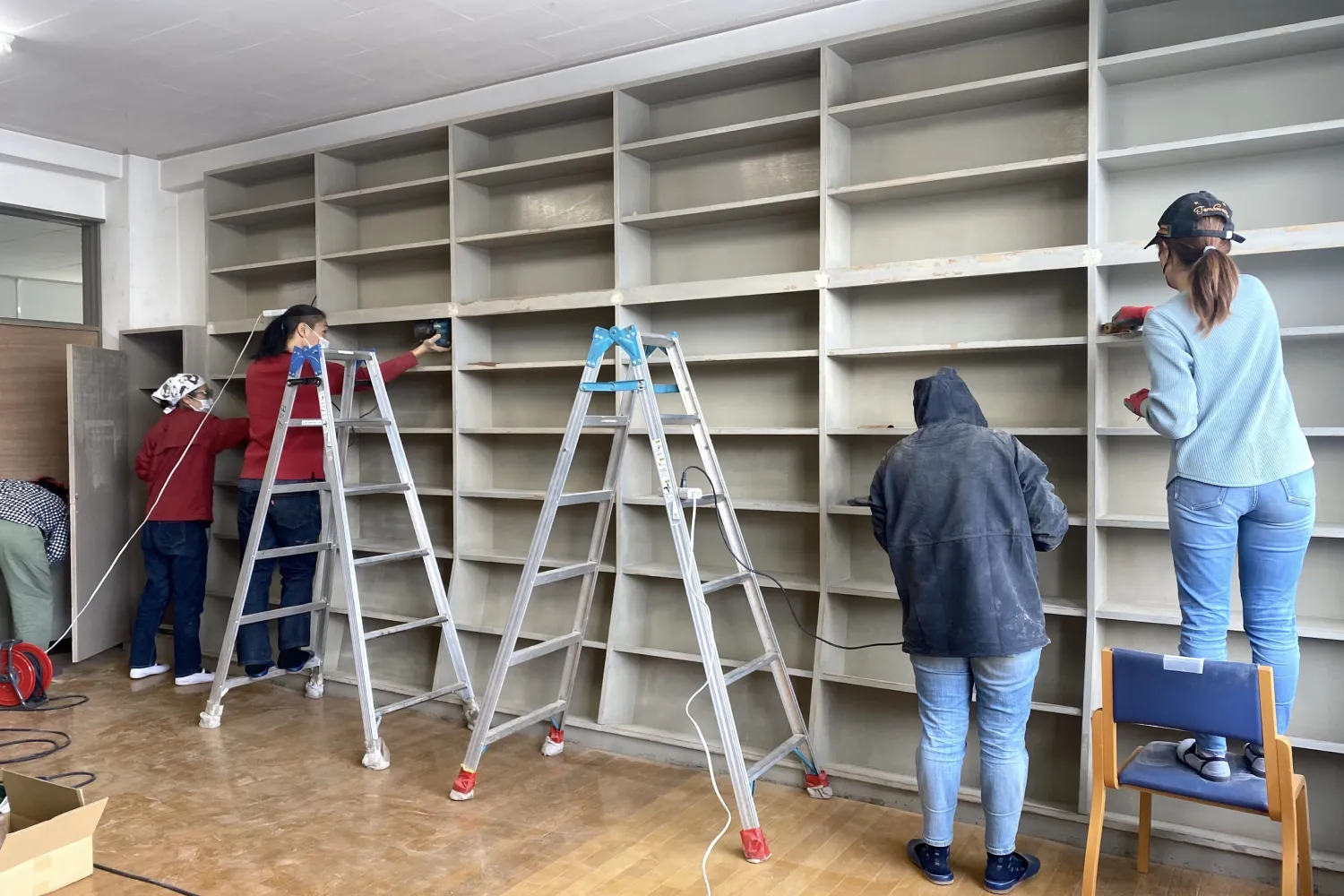 保護者ボランティアによる塗装の下地づくりの様子