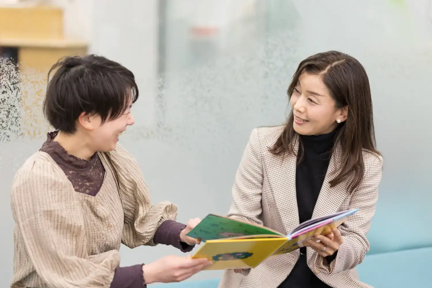 制作に携わった区の保健師・窪田さんと思い出のシーンについて語り合う