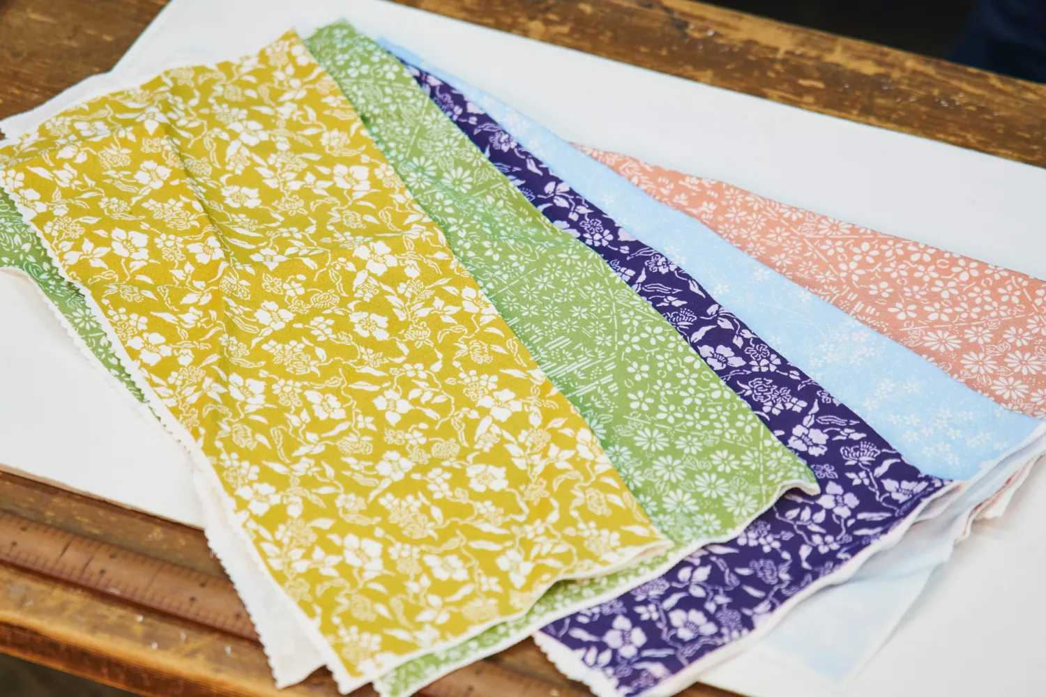 初心者向けの体験会で参加者が染色を手掛ける二尺の生地